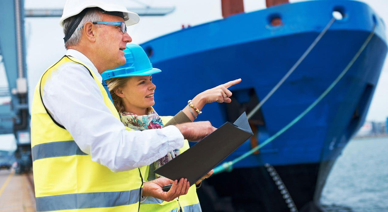 agentes navieros revisando barco