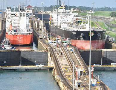 Buque en el Canal de Panamá