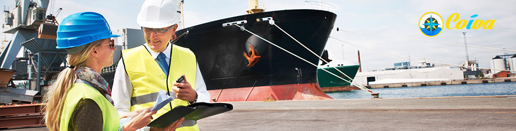 Trabajadors de agencia naviera en puerto