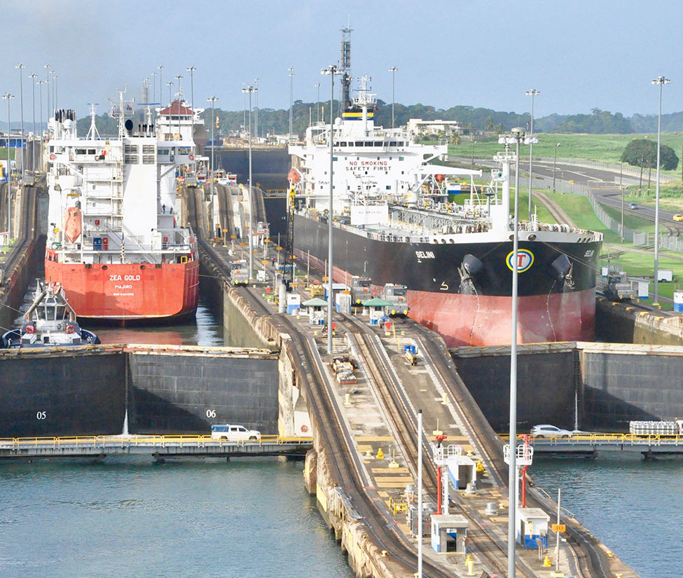 Buques atravesando el canal de Panamá