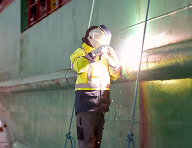 Técnico haciendo Mantenimiento de Buque